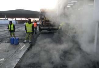 Mise en place d'enrobé noir à chaud pour voirie lourde 