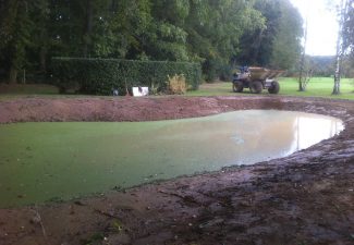 Terrassement pour la création d'une mare 