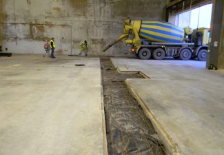 Comblement, en béton, d'une galerie dans un bâtiment industriel